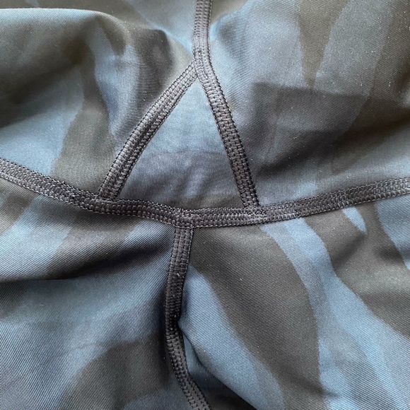 Lululemon Blue Camo Leggings Size 6 - Picture 7 of 13